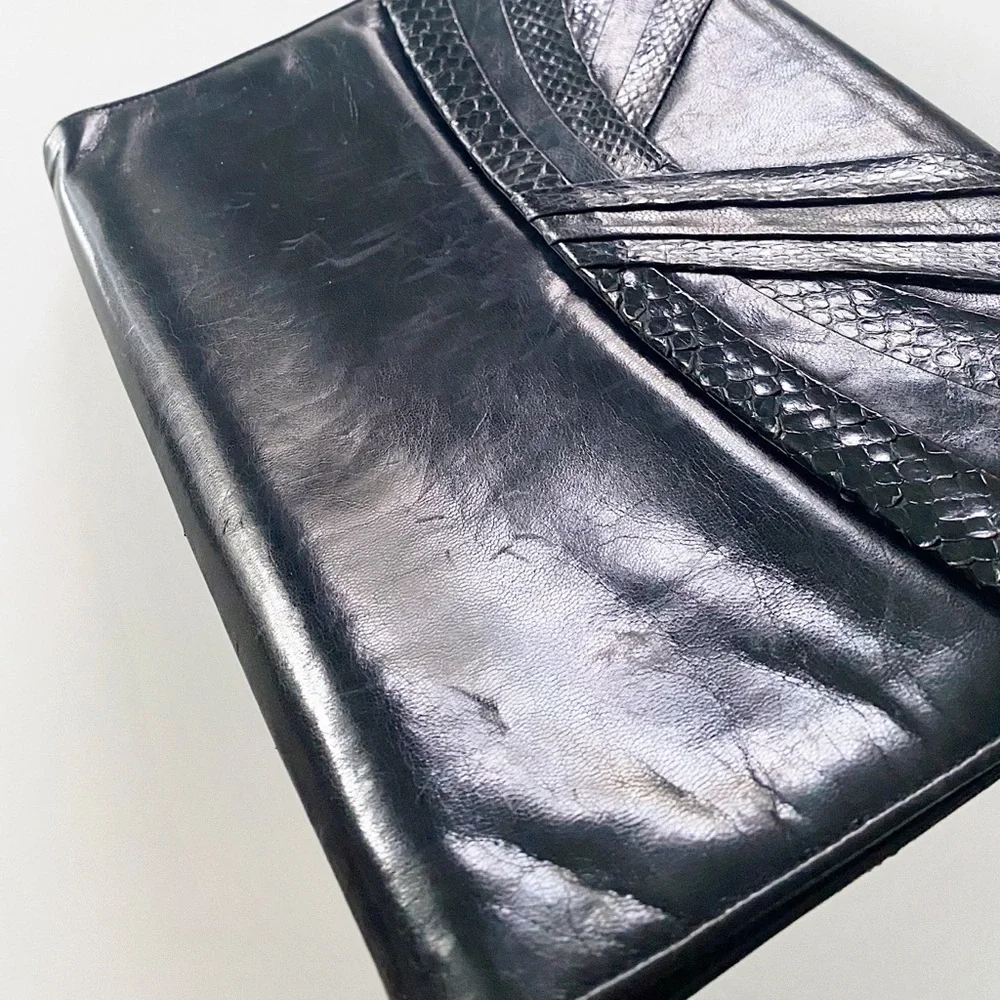 70s vtg black leather snakeskin envelope clutch - crossbody strap - Picture 9 of 11